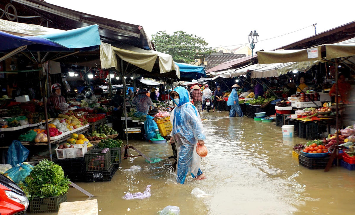 Một góc Chợ Hội An vẫn ngập trong nước.