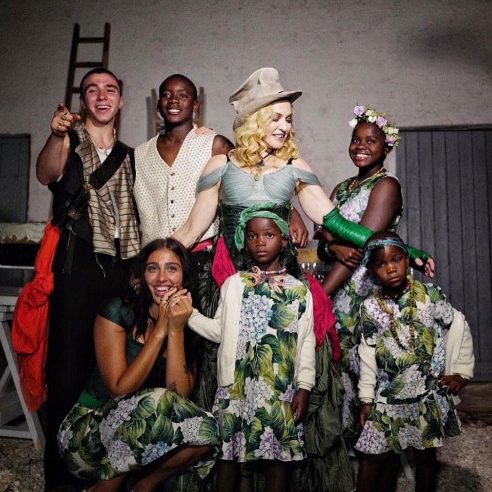Madonna bên 6 người con.