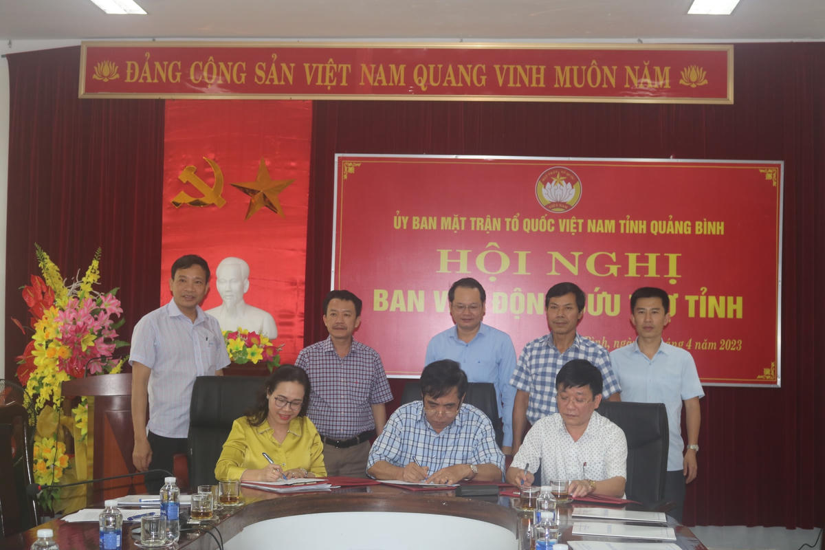 Chủ tịch Ủy ban MTTQ tỉnh Quảng Bình Phạm Thị Hân, Phó Chủ tịch Thường trực UBND tỉnh Đoàn Ngọc Lâm và Chủ tịch Hội Chữ thập đỏ tỉnh ký kết quy chế phối hợp.