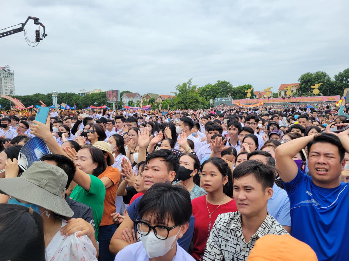 Những cái ôm đầu đầy tiếc nuối khi cơ hội của Xuân Mạnh qua đi.
