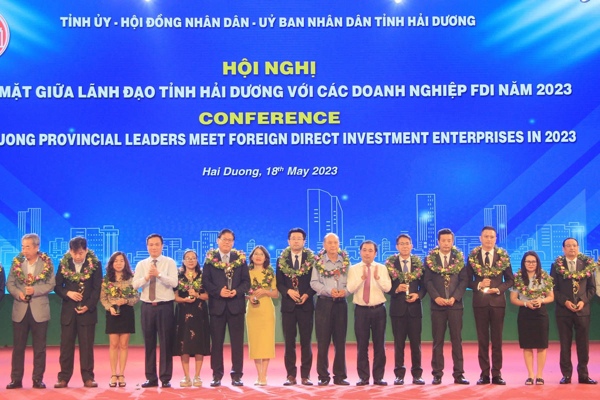 Đại diện các doanh nghiệp FDI có nhiều đóng góp cho ngân sách được vinh danh.