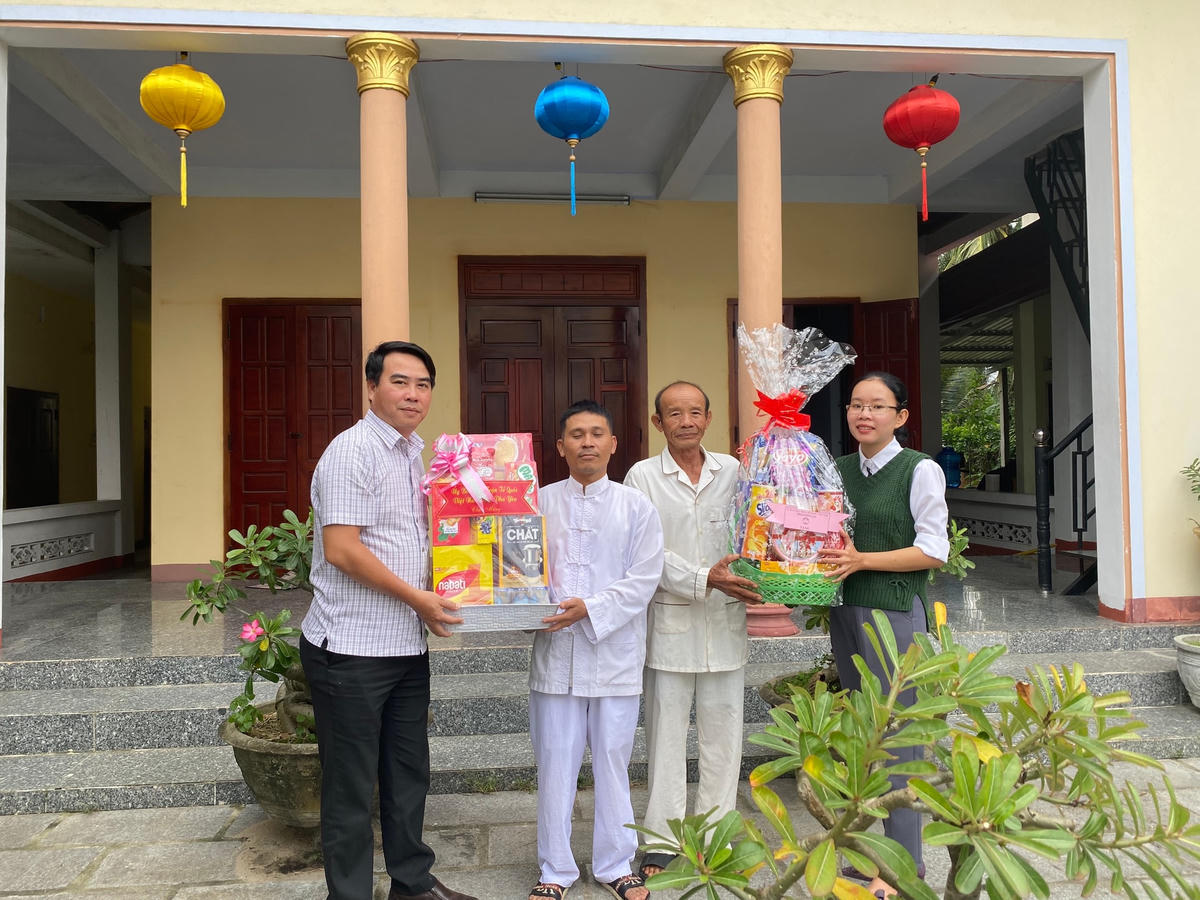 Phó Chủ tịch thường trực Ủy ban MTTQ tỉnh Phú Yên trao quà chúc mừng Lễ Sanh Ngô Thanh Sơn – Trưởng ban cai quản Thánh thất Thiện Hòa.