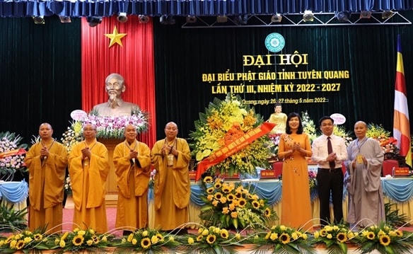 Đại diện lãnh đạo tỉnh Tuyên Quang dự, tặng hoa chúc mừng Đại hội.