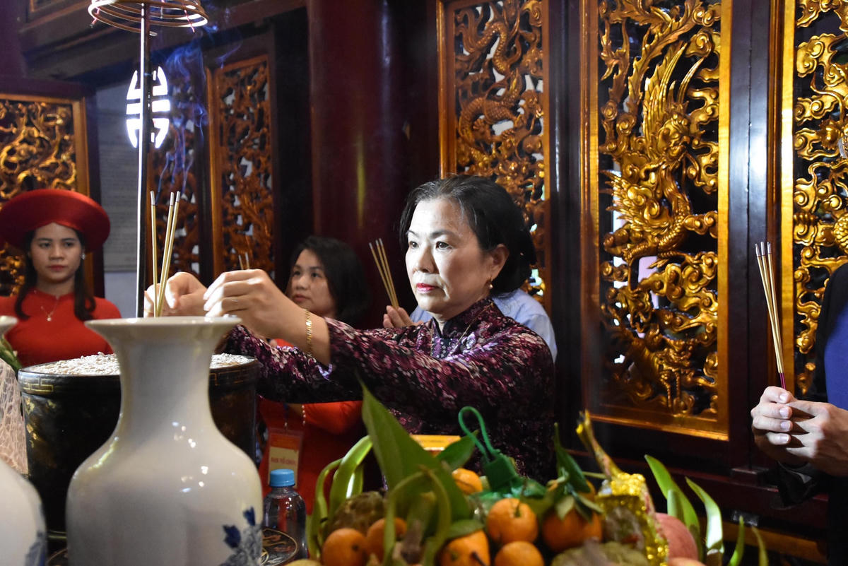 Phó Chủ tịch Trương Thị Ngọc Ánh dâng hương tưởng nhớ các Vua Hùng.