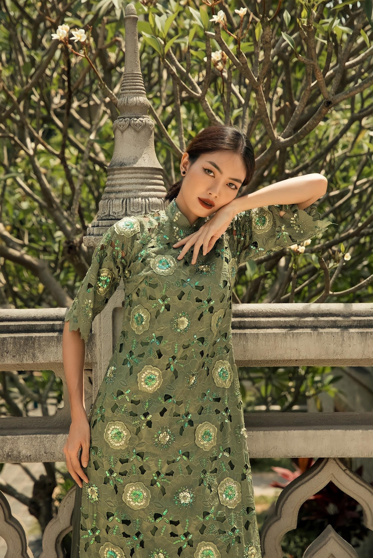 Trong đêm chung kết, ở phần thi ứng xử, Huỳnh Đào Diễm Trinh nhận được câu hỏi liên quan đến công - dung - ngôn - hạnh của phụ nữ Việt Nam. "Trong xã hội hiện đại, người phụ nữ lột bỏ vẻ ngoài yếu đuối, nâng cao trình độ để góp phần vào sự phát triển xã hội. Tôi tin rằng một Hoa khôi sông Vàm 2022, ngoài sự bản lĩnh, tri thức thì công dung ngôn hạnh cũng sẽ khiến cho cô ấy được yêu thương nhiều hơn", người đẹp quê Long An nhấn mạnh. Ảnh: FBNV.