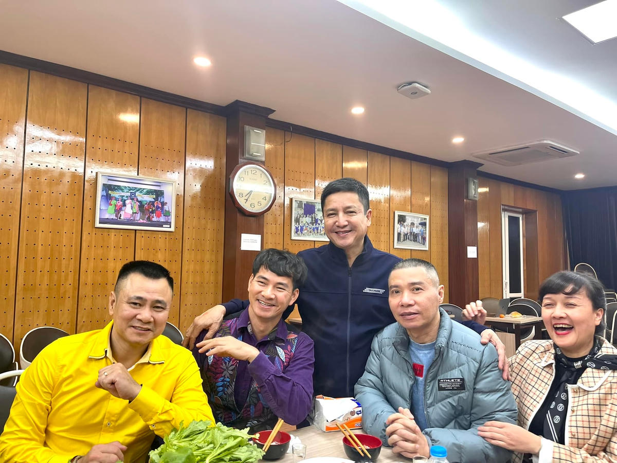 Những hình ảnh hậu trường được NSƯT Chí Trung hé lộ khiến khán giả mong chờ và háo hức, bởi có sự trở lại của nhiều gương mặt quen thuộc. Ảnh: FBNV. 