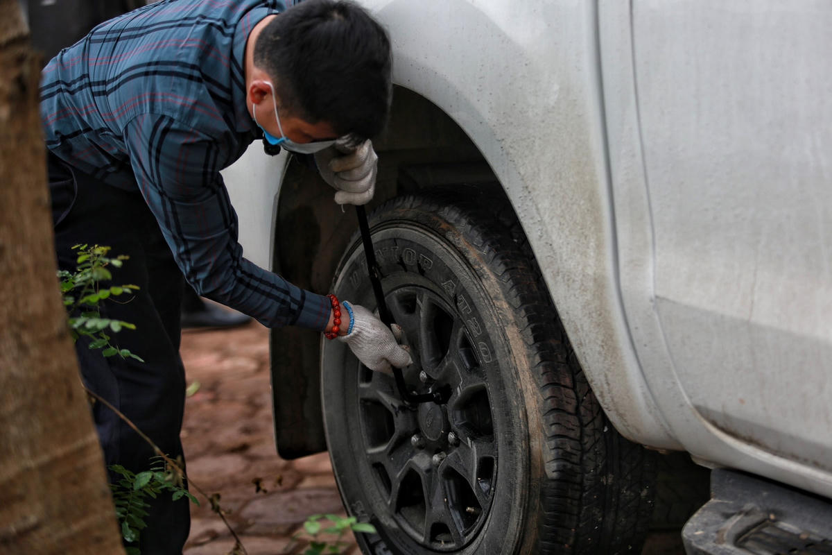 Nhiều chủ xe đã thay lốp dự phòng để đưa xe đi thay lốp.