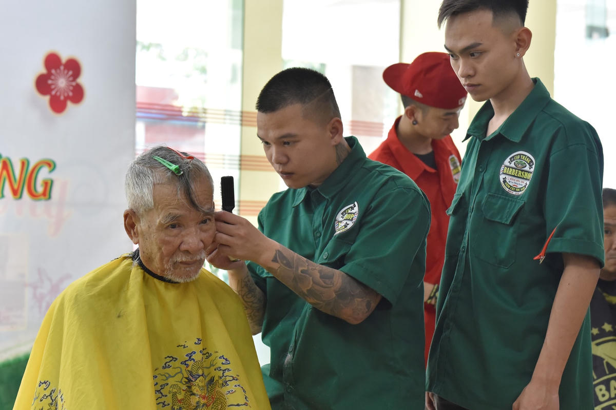 Cứ đều đặn 1 tháng 2 lần, nhóm cắt tóc của anh Thịnh lại tổ chức một chương trình cắt tóc miễn phí lớn, địa điểm được chọn thường là Bệnh viện Đa khoa tỉnh, Bệnh viện Đa khoa thành phố, Trung tâm bảo trợ số 2 (đóng tại TP Sầm Sơn)...