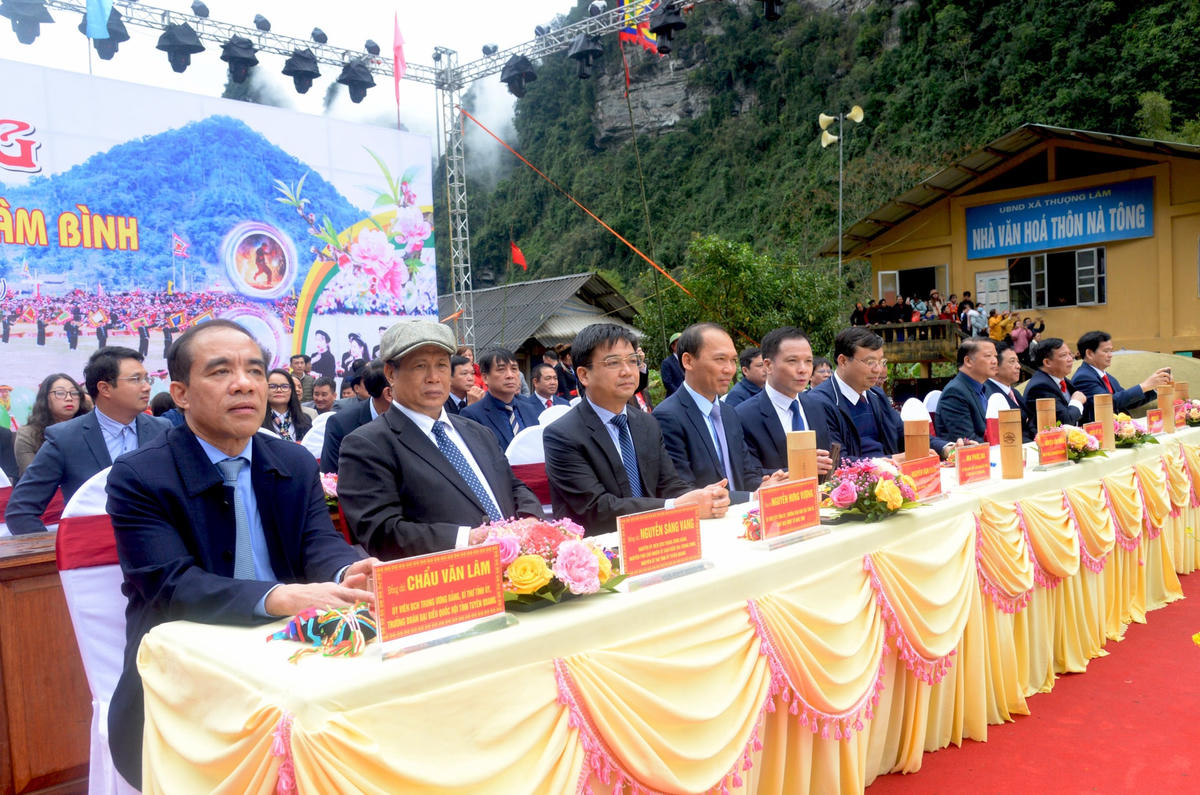 Ông Chẩu Văn Lâm, Bí thư tỉnh ủy cùng các lãnh đạo tỉnh, nguyên lãnh đạo tỉnh và đại biểu tham dự Lễ hội Lồng Tông và Ngày hội văn hóa các dân tộc huyện Lâm Bình Xuân Quý Mão 2023.