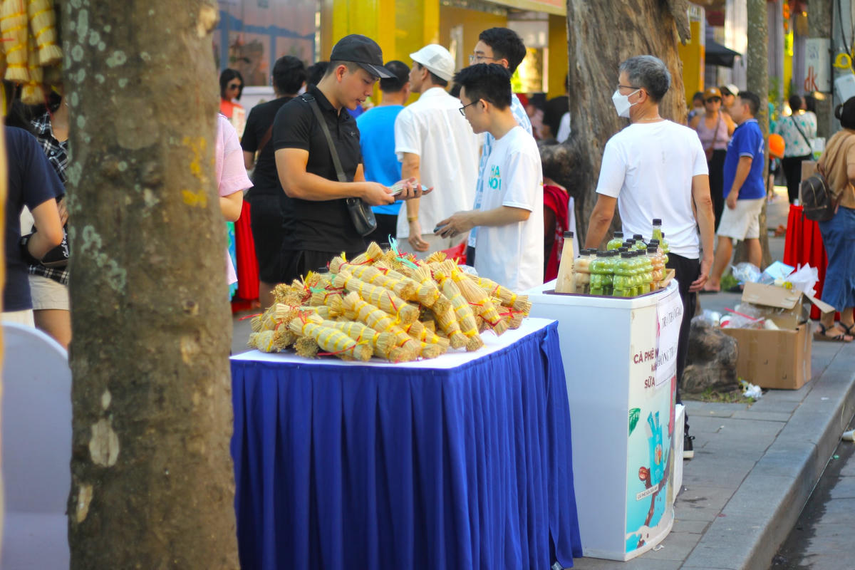 Đặc sản của các vùng miền khác nhau trên cả nước được bày bán. Trong ảnh là gian hàng bán Tré (đặc sản của vùng đất Bình Định) vô cùng bắt mắt. 
