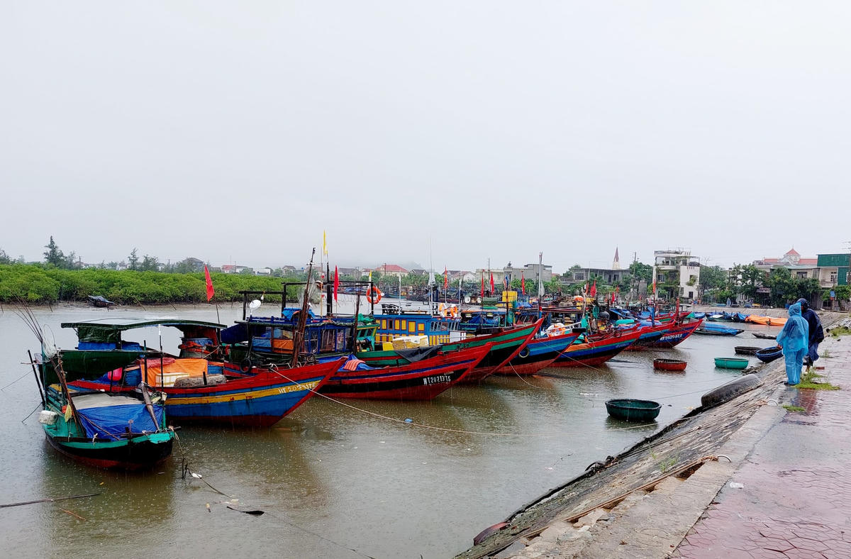Nhiều địa phương gần biển ở Hà Tĩnh đã triển khai các biện pháp ứng phó kêu gọi tàu thuyền vào bờ neo đậu.