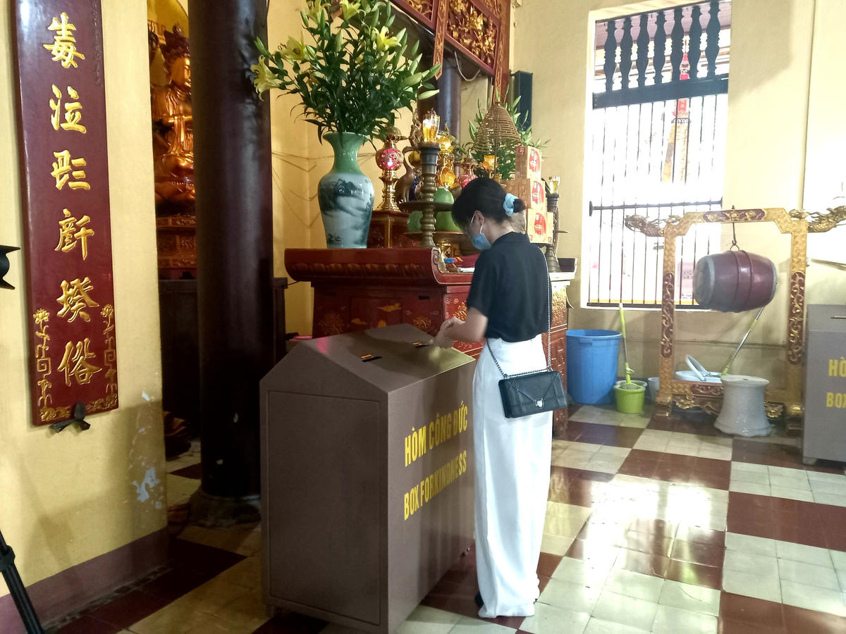 Người dân công đức khi đi lễ tại các đền, chùa.