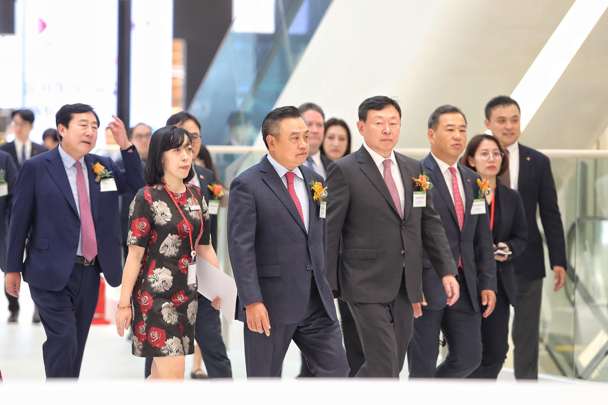 Tham dự lễ khai trương có Chủ tịch UBND TP Hà Nội Trần Sỹ Thanh; ông Shin Dong-bin, Chủ tịch Tập đoàn Lotte Hàn Quốc; ông Choi Youngsam, Đại sứ đặc mệnh toàn quyền Đại Hàn Dân Quốc tại Việt Nam cùng đại diện lãnh đạo các cơ quan ban ngành Việt Nam.