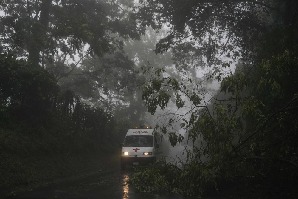 Xe cứu thương làm việc hết công suất ở El Salvador. Ảnh: AP.