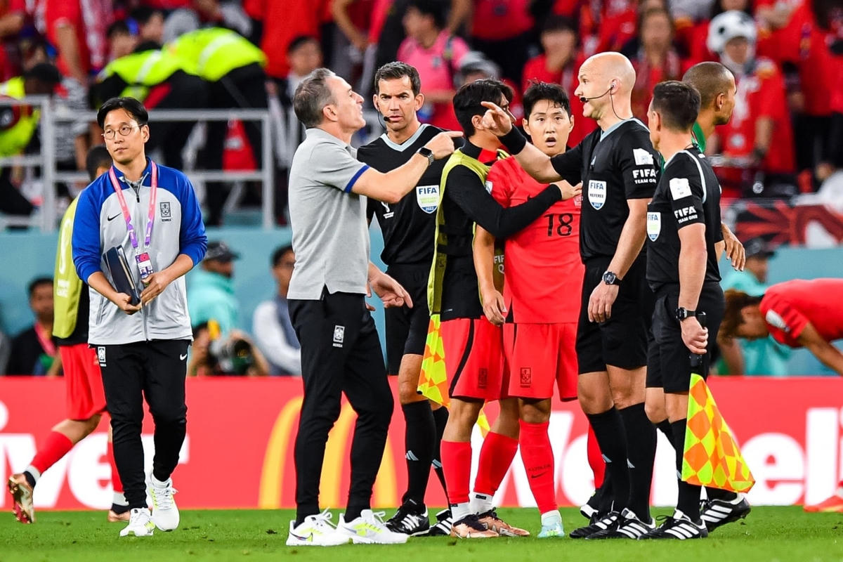 HLV đội tuyển Hàn Quốc, Paulo Bento đã chỉ mặt trọng tài và tranh cãi gay gắt (ảnh: Getty).