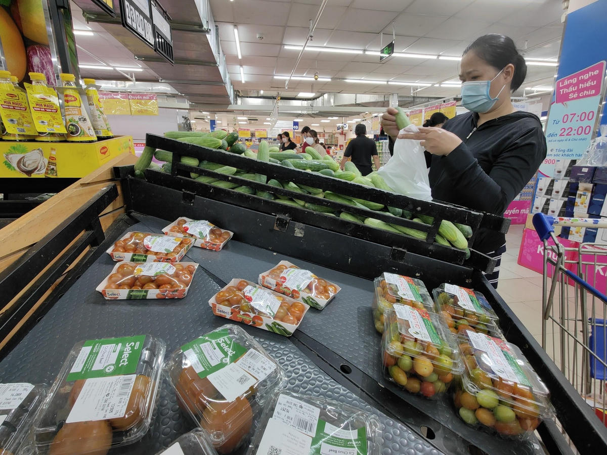 Hàng hóa dồi dào nhưng giá vẫn cao.  Ảnh: Ngọc Dương