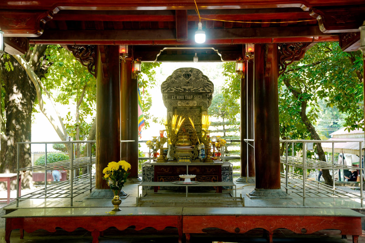 Nhà Văn bia được xây dựng vào năm 2009, đây cũng là nơi để tấm bia đá khắc “Kê minh thập sách” của Chế thắng phu nhân Nguyễn Thị Bích Châu, với 2 loại chữ Quốc ngữ và chữ Hán nho.