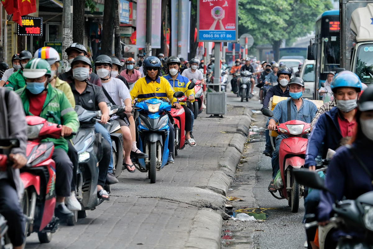 Từ trên vỉa hè, lòng đường đều "ken" đặc người.