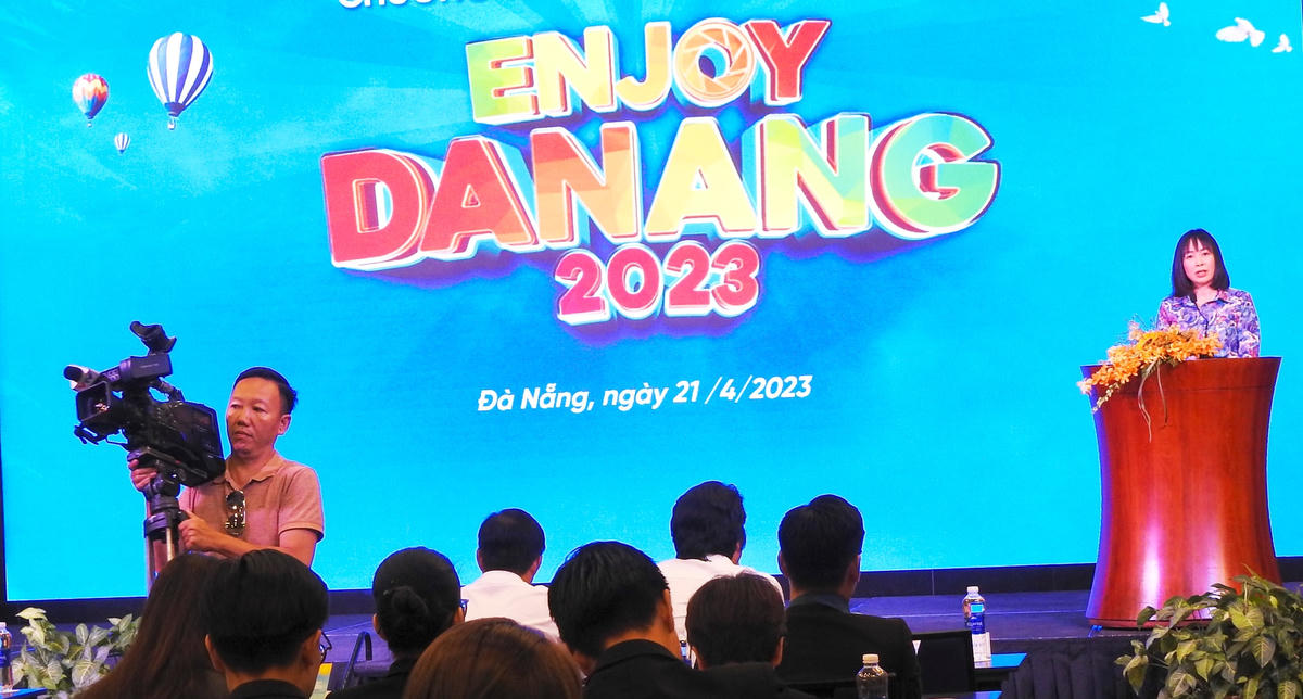 Giám đốc Sở Du lịch Đà Nẵng Trương thị Hồng Hạnh thông tin về các chương trình kích cầu du lịch 2023. Ảnh: Thanh Tùng.