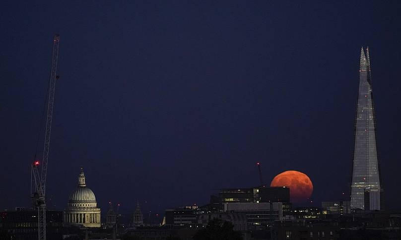 Phía sau nhà thờ The Shard và St Paul, ở London. Ảnh: AP.