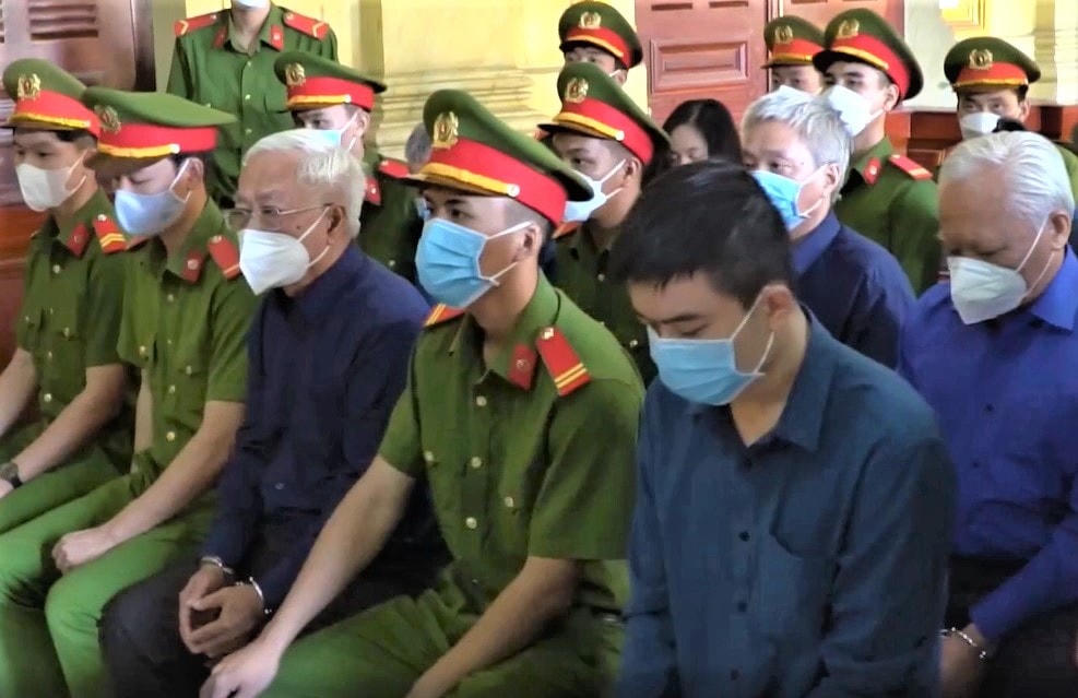 Bị cáo Trần Phương Bình (thứ 3, từ trái qua) tại tòa ngày 14/3. (Ảnh: Hồng Phúc).