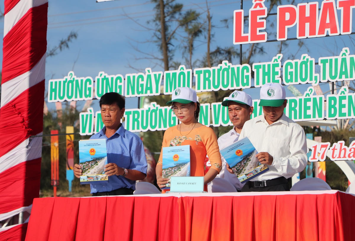 Các thôn ở xã Tam Thanh ký cam kết cùng nhau bảo vệ môi trường.