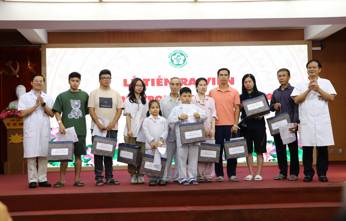 Lễ tiễn ra viện người bệnh trong vụ cháy chung cư mini (quận Thanh Xuân) tại Bệnh viện Bạch Mai chiều 22/9.