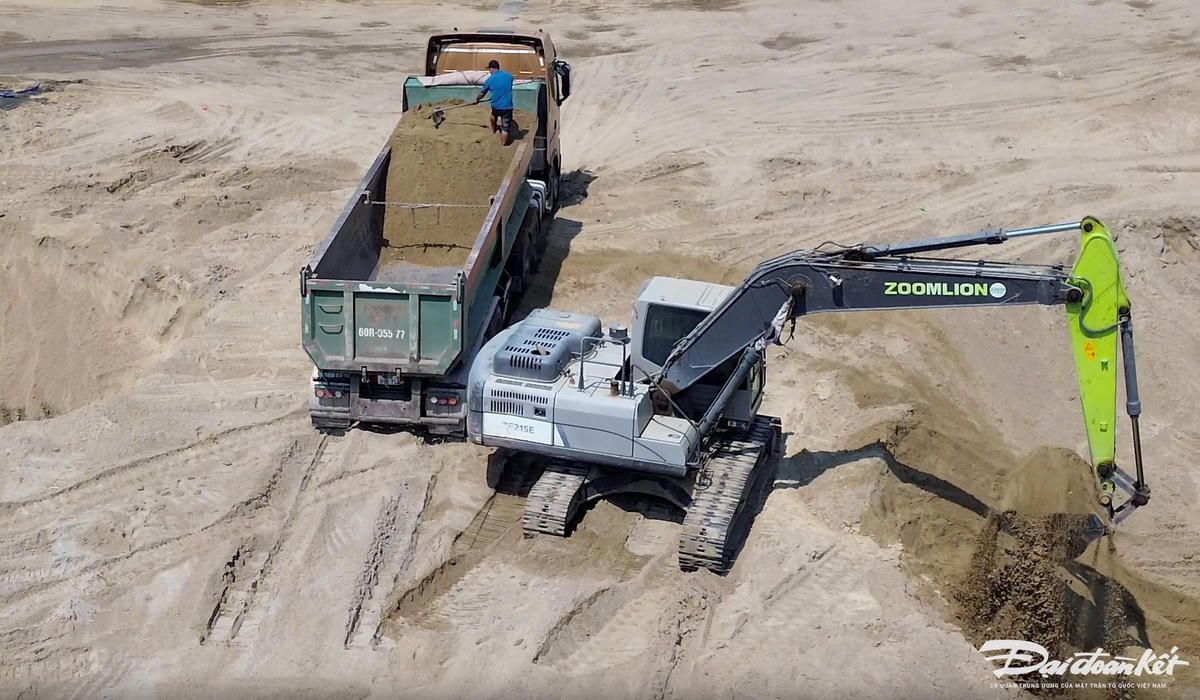 Dùng cả xe đầu kéo để chở cát. Ảnh PV Nguyên Vũ chụp ngày 8/4/2024.