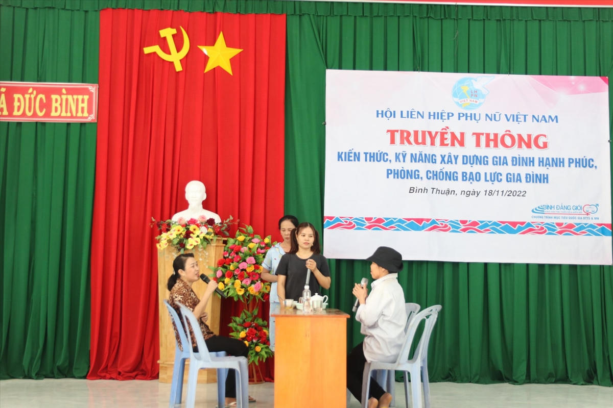 Buổi truyền thông về kiến thức xây dựng gia đình hạnh phúc tại xã Đức Bình, huyện Tánh Linh.