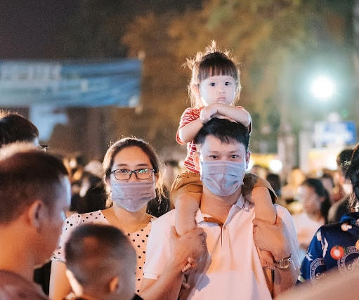 Nhiều trẻ em lần đầu được bố mẹ đưa đi dạo phố đã tỏ ra thích thú khi chứng kiến các trò chơi nhào lộn, biểu diễn ca nhạc trên phố. 