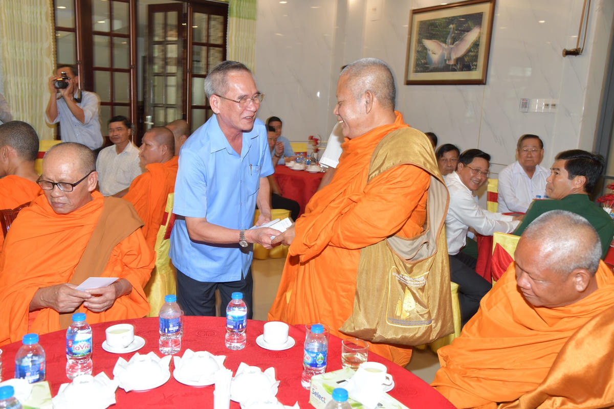 Bí thư Tỉnh uỷ Bạc Liêu Lữ Văn Hùng tặng các phần quà đến các vị chức sắc, người có uy tín trong đồng bào Khmer. 