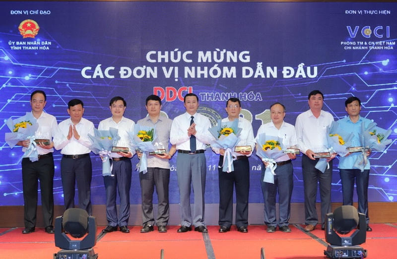 7 đơn vị dẫn đầu chỉ số DDCI cấp huyện gồm UBND huyện Thọ Xuân, UBND huyện Nông Cống... nhận biểu trưng và hoa chúc mừng từ Chủ tịch UBND tỉnh Thanh Hoá Đỗ Minh Tuấn.