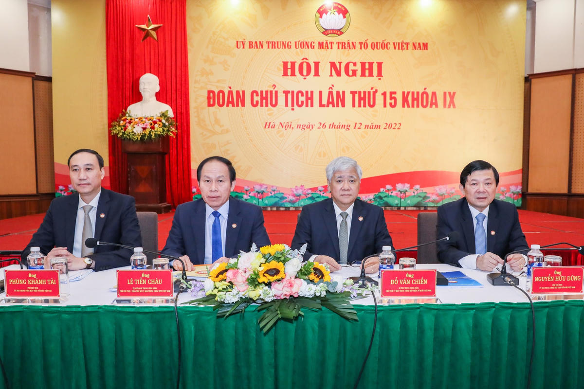 Chủ tịch Đỗ Văn Chiến và các vị trong Ban Thường trực chủ trì Hội nghị
