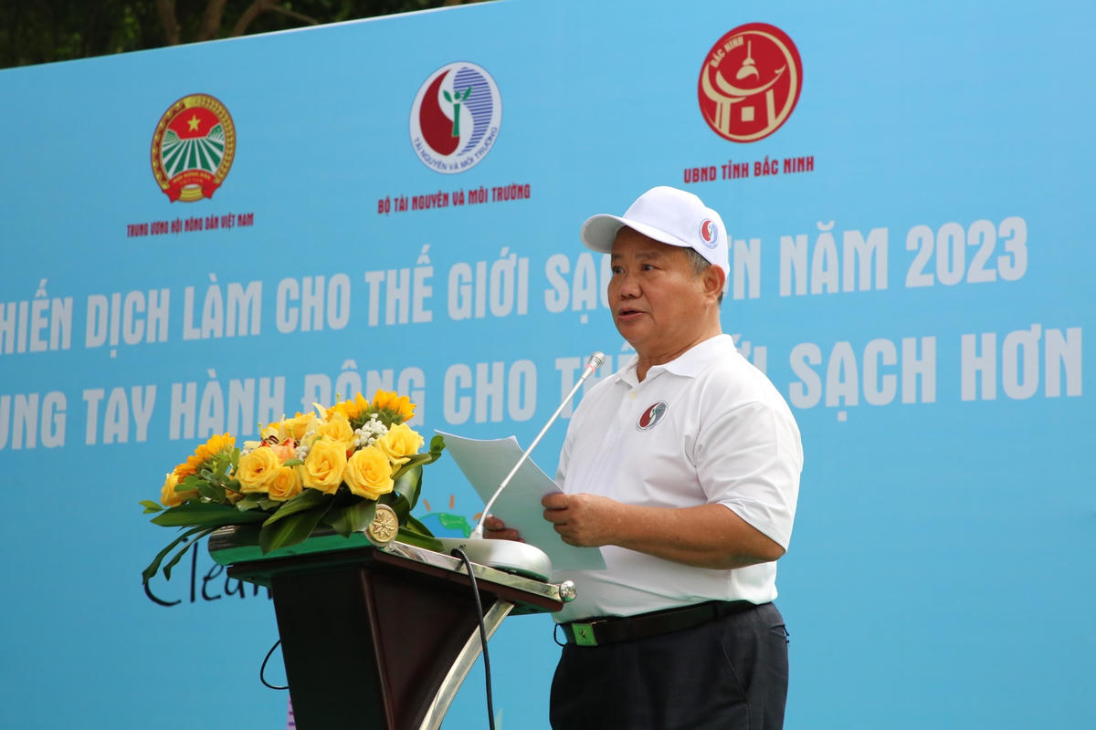 Phó Chủ tịch Ban Chấp hành Trung ương Hội Nông dân Việt Nam Đinh Khắc Đính phát biểu tại buổi Lễ.  