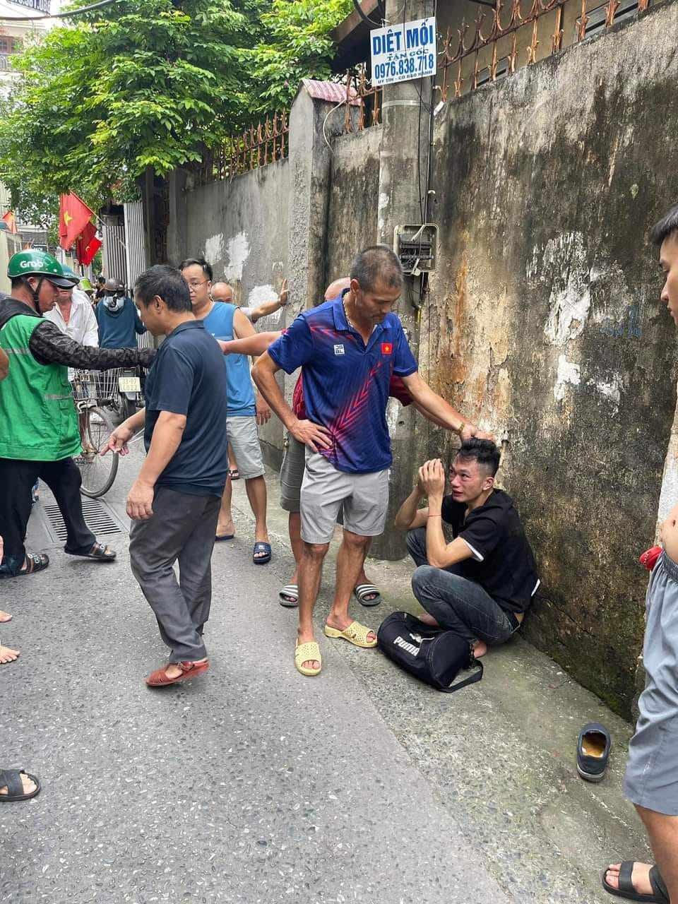 Đối tượng bị người dân và lực lượng chức năng bắt giữ khi vừa thực hiện xong hành vi cướp giật.