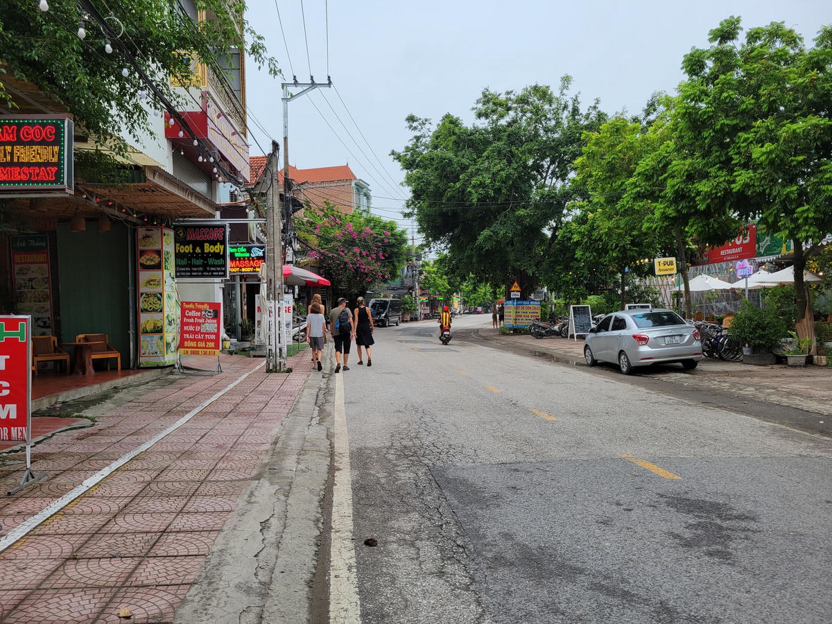 Khung cảnh vắng lặng tại các nhà hàng, quán cà phê và các tuyến đường xung quanh KDL.