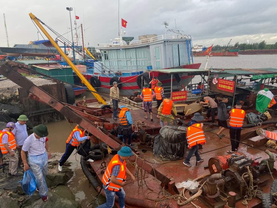 Lực lương cưỡng chế lên phương tiện thuỷ ra khu vực cưỡng chế di dời chòi ngao ngoài biển.
