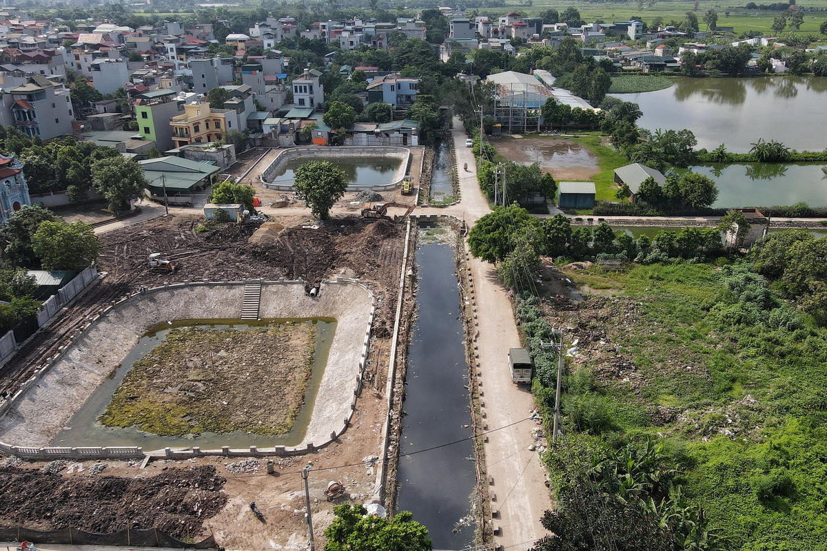 Con mương có dòng nước đen chạy quanh thôn Vĩnh Ninh.