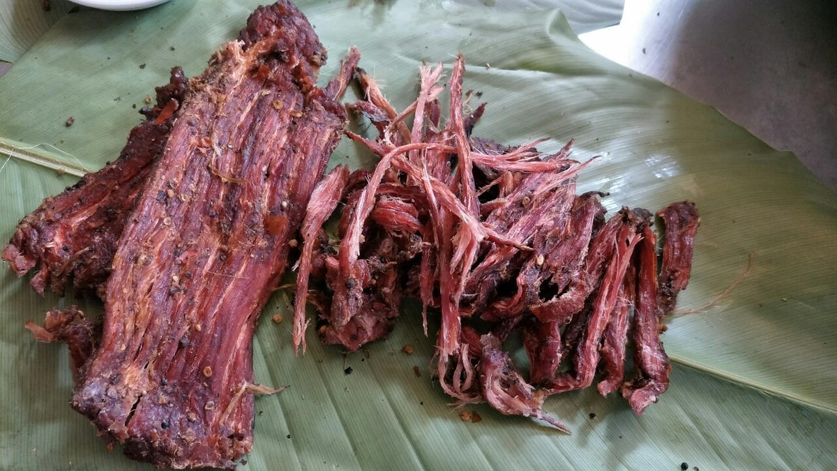 Bánh sấy (hay còn gọi là thịt sấy) với cách làm kỳ công bậc nhất trong ẩm thực đặc sắc của làng Vẽ. (Ảnh minh họa).