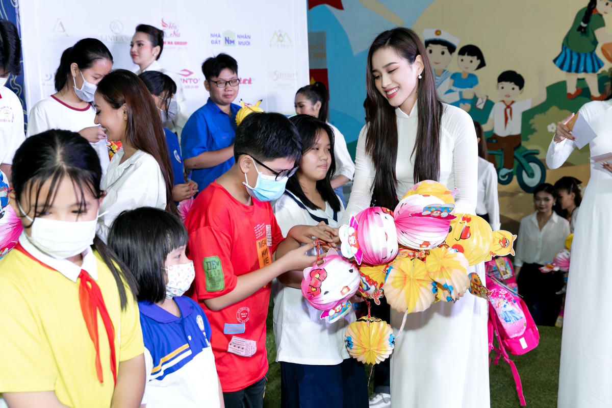 Hoa hậu Đỗ Thị Hà tặng lồng đèn cho các em nhỏ có hoàn cảnh khó khăn. 