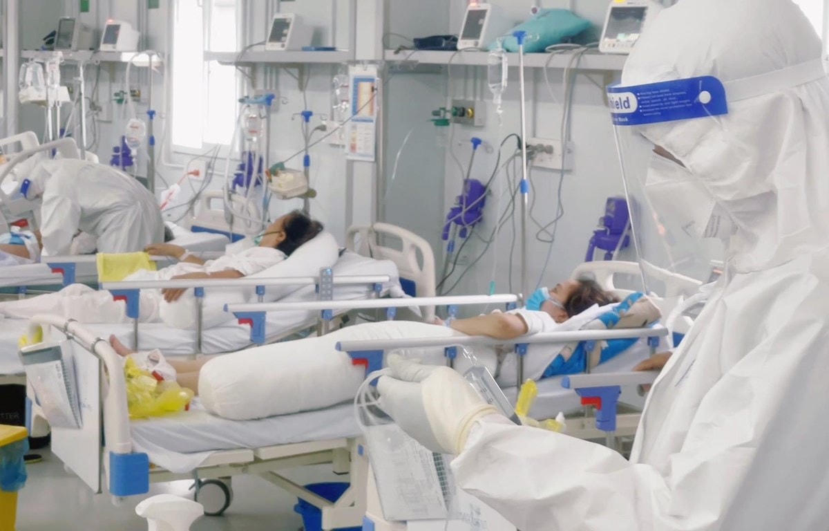 Điều trị cho bệnh nhân mắc Covid-19 trong đợt dịch bùng phát tại TP HCM. Ảnh: TTXVN.