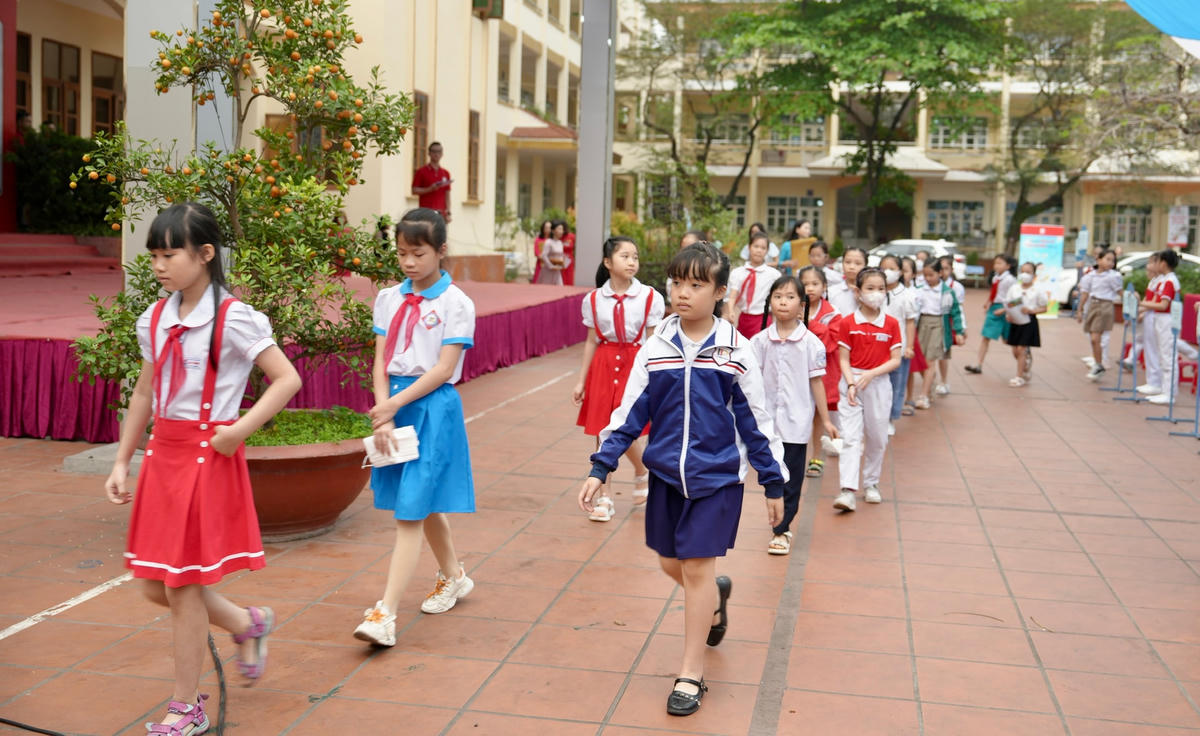 180 thí sinh di chuyển lên phòng thi theo sự hướng dẫn của Ban tổ chức và thầy cô.