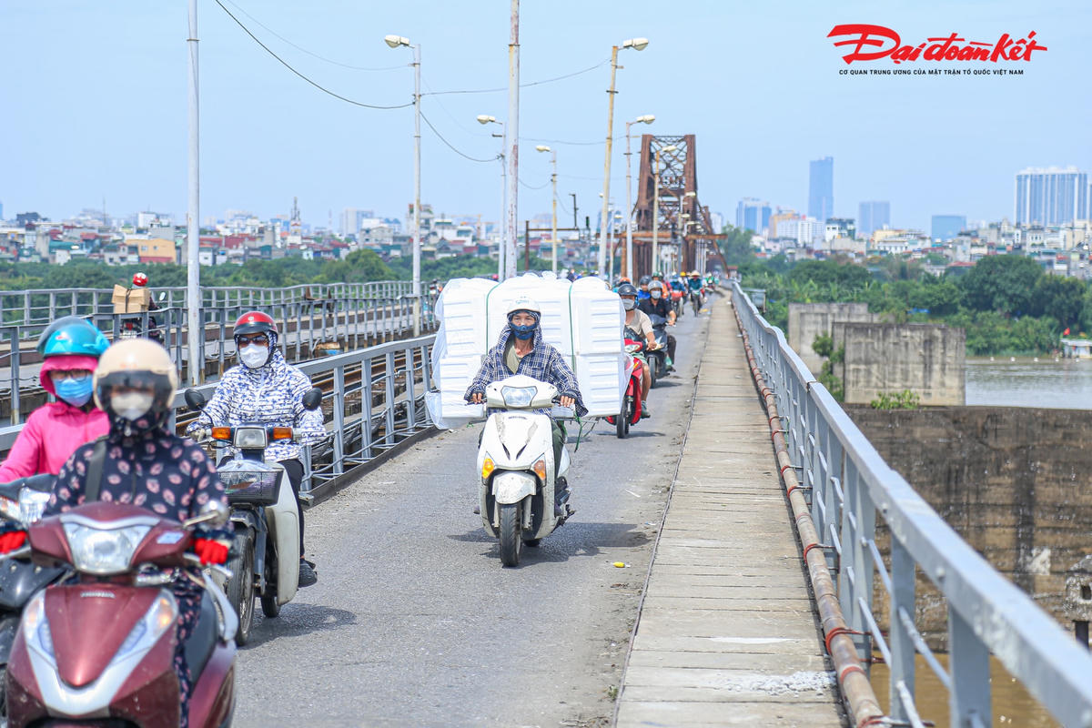 “Tôi e rằng nếu người dân cứ tiếp tục phớt lờ cảnh báo của các cơ quan chức năng thì sớm muộn kiểu gì cũng có người gặp nguy hiểm. Mong các cơ quan chức năng vào cuộc mạnh mẽ hơn để bảo vệ cây cầu lịch sử của Việt Nam”, cô Thu cho hay.