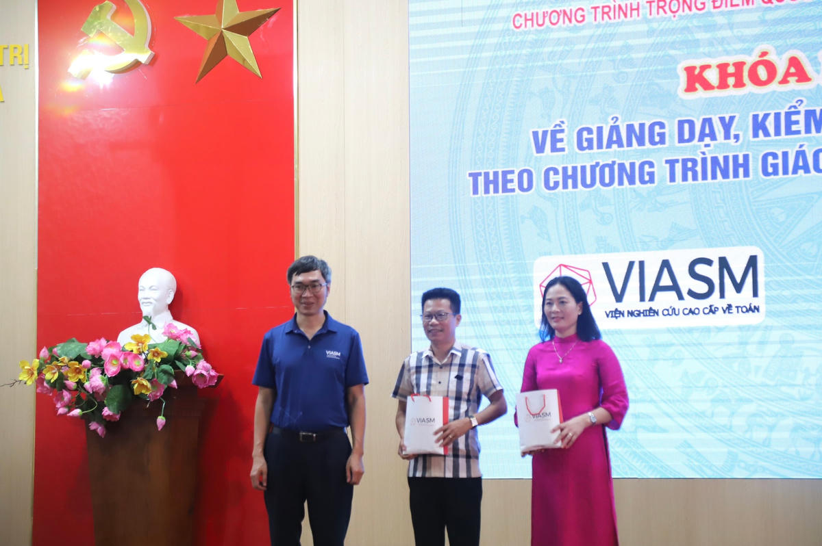 PGS. Lê Minh Hà tặng quà cho Ban Tổ chức địa phương Sở GD&ĐT Quảng Trị và Trường THPT Đông Hà.