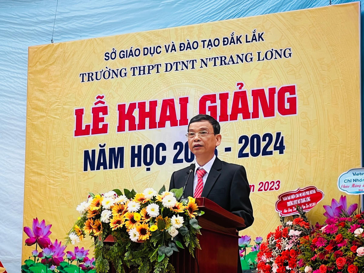 Ông Bùi Xuân Lễ, Hiệu trưởng Trường THPT Dân tộc nội trú N'Trang Lơng phát biểu.