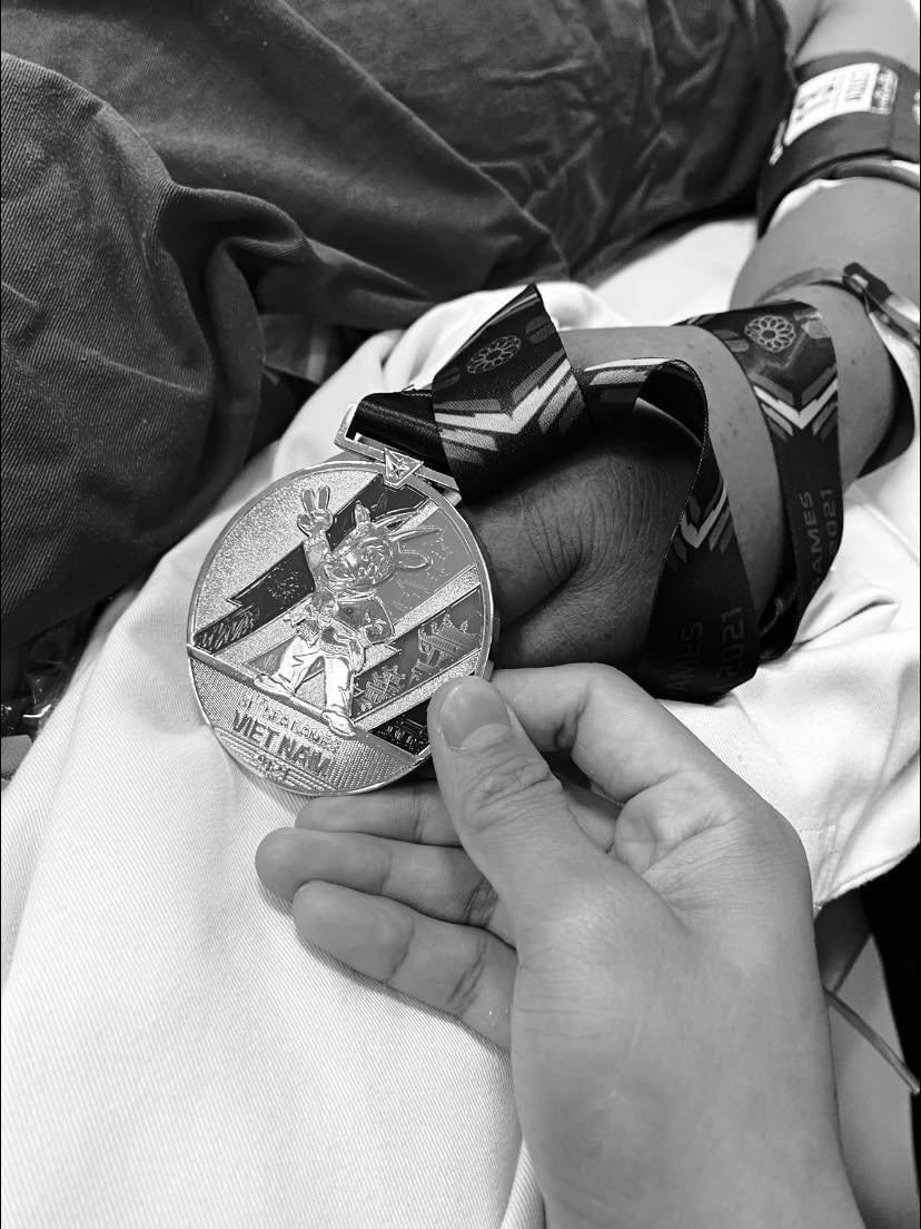 Tấm HCV mà Trang tặng cho bố khi ông đang hôn mê sâu trên giường bệnh. Ảnh: Gia đình cung cấp