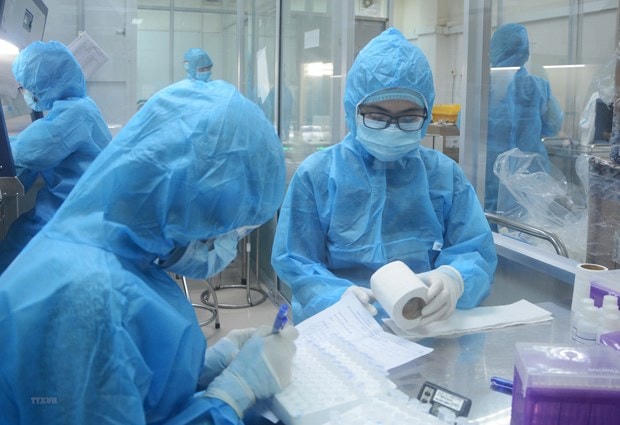 Nhân viên y tế kiểm tra các mẫu xét nghiệm Covid-19. Ảnh: TTXVN.