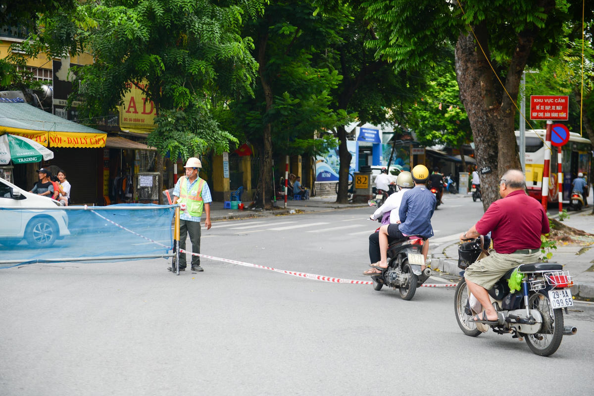 Dù đã được rào chắn, có cán bộ, công nhân hướng dân ở mọi hướng, nhưng nhiều người dân vẫn tranh thủ vượt rào đi qua.
