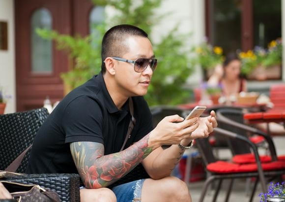 Tuấn Hưng cạo đầu vì thua cá cược bóng đá. 