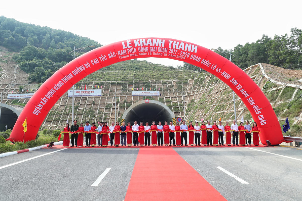 Các lãnh đạo cắt băng khánh thành dự án.